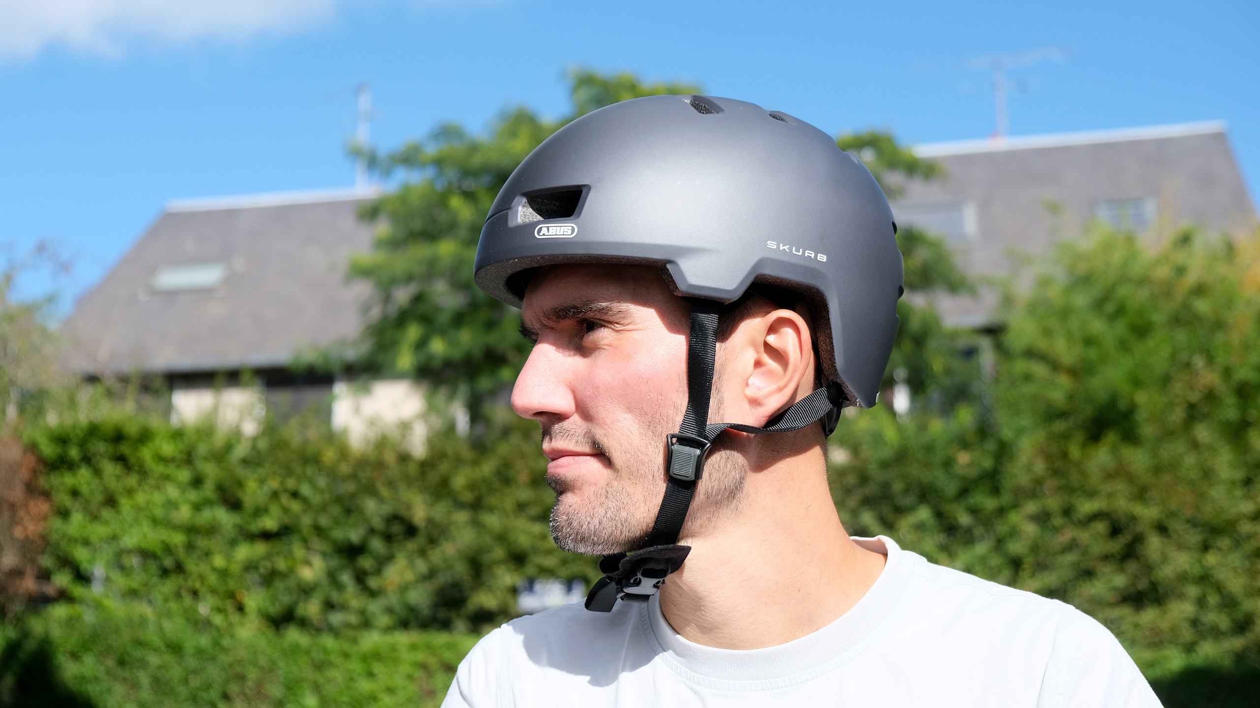 casque-abus-893iks-1.jpg Test – Abus Skurb, le casque de vélo urbain façon skateboard à prix doux Transition Vélo – Image 1