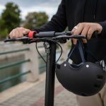 Le Port du Casque est il Obligatoire pour les Trottinettes Électrique? Pop'Bike Location Trottinette électrique et Scooter POP'BIKE