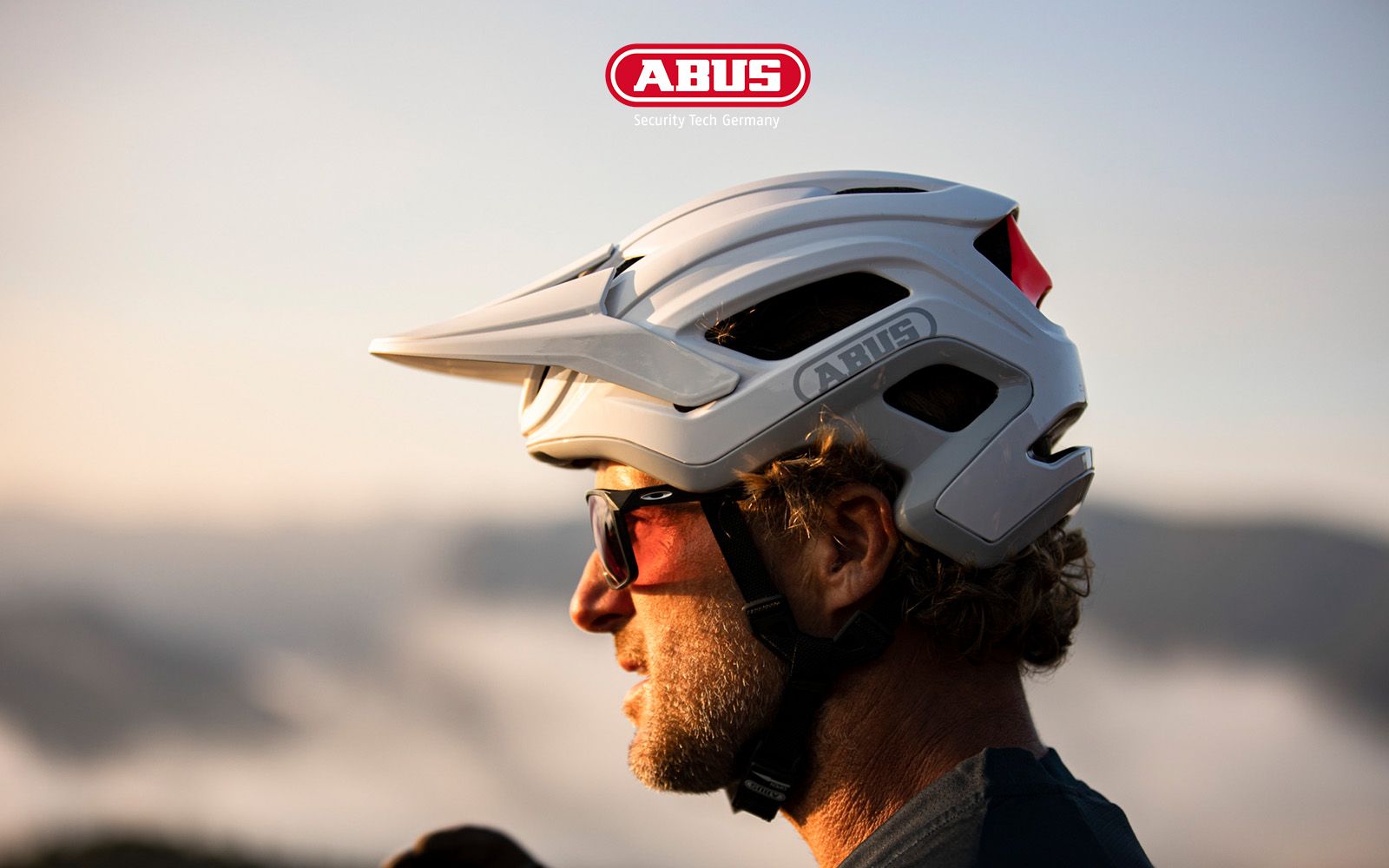 casque-vtt-338nkb-1.jpg AIRDROP, CLIFFHANGER, YOUDROP : NOUVEAUX CASQUES VTT ABUS – Image 1
