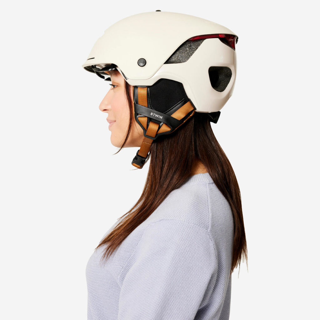 decathlon-casque-velo-611hne-1.jpg Un nouveau casque vélo urbain stylé et bien pensé chez Decathlon – Image 1