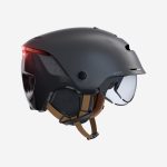 Casque vélo ville 900 visière et éclairage arrière noir