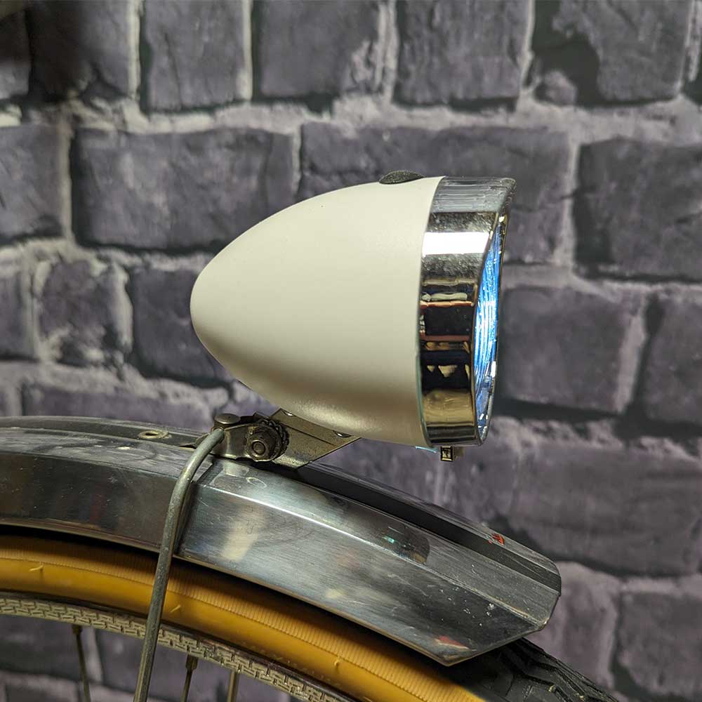eclairage-velo-689ida.jpg Éclairage LED avant pour vélo vintage sur garde boue blanc – Le Cycle Fringant – Image 1