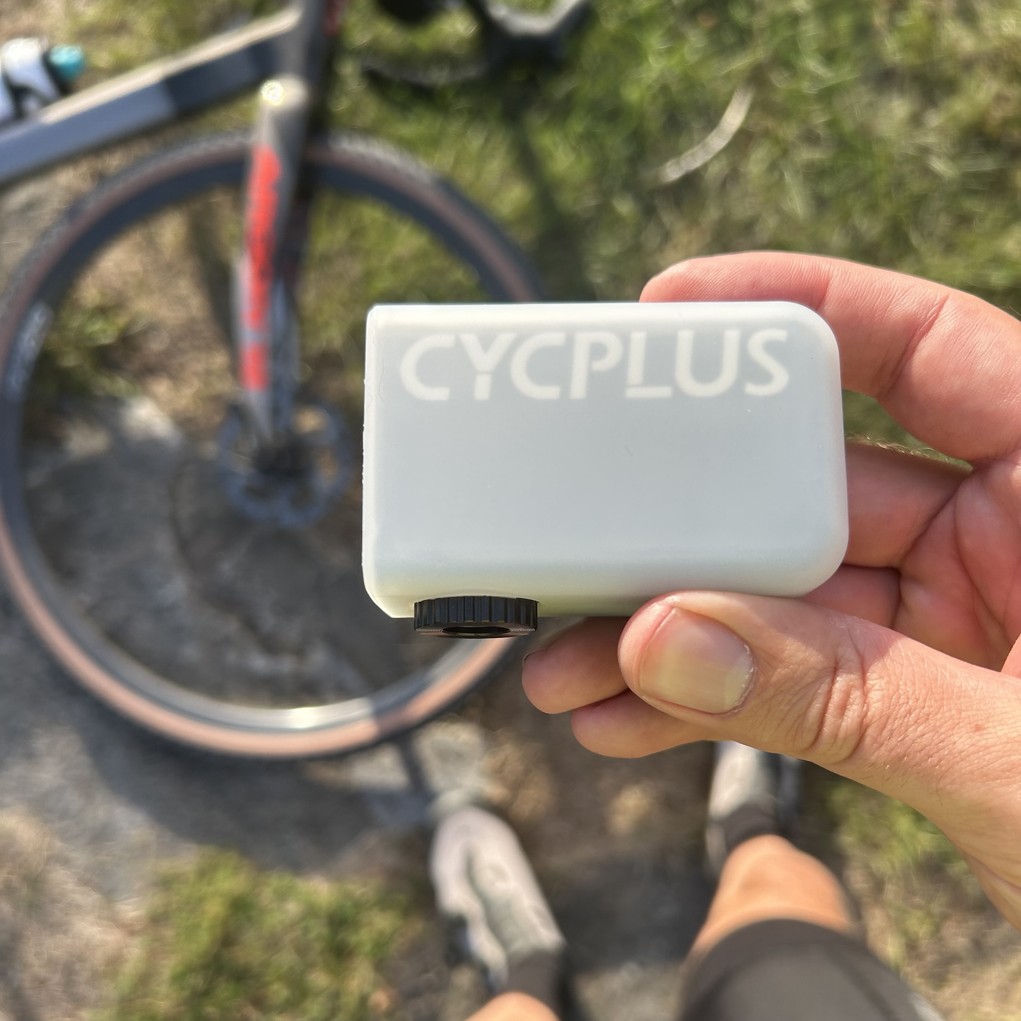 pompe-a-velo-395bcq.jpg CYCPLUS AS2 Pro : mini pompe électrique de vélo – Sur deux roues – Image 1