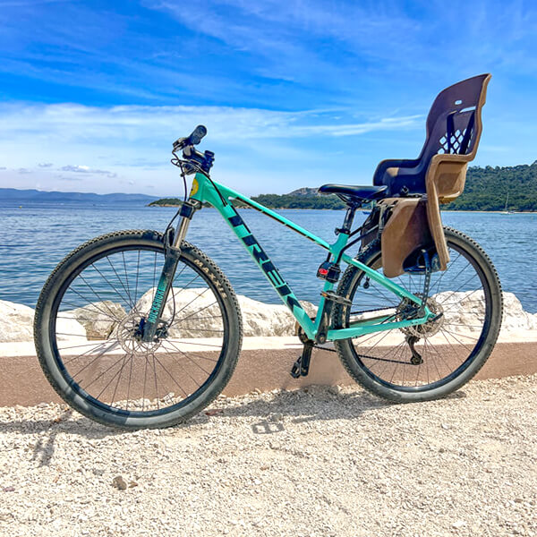 porte-bebe-velo-402oee-1.jpg Porte bébé Location de vélos à Porquerolles – Le Pirate – Image 1