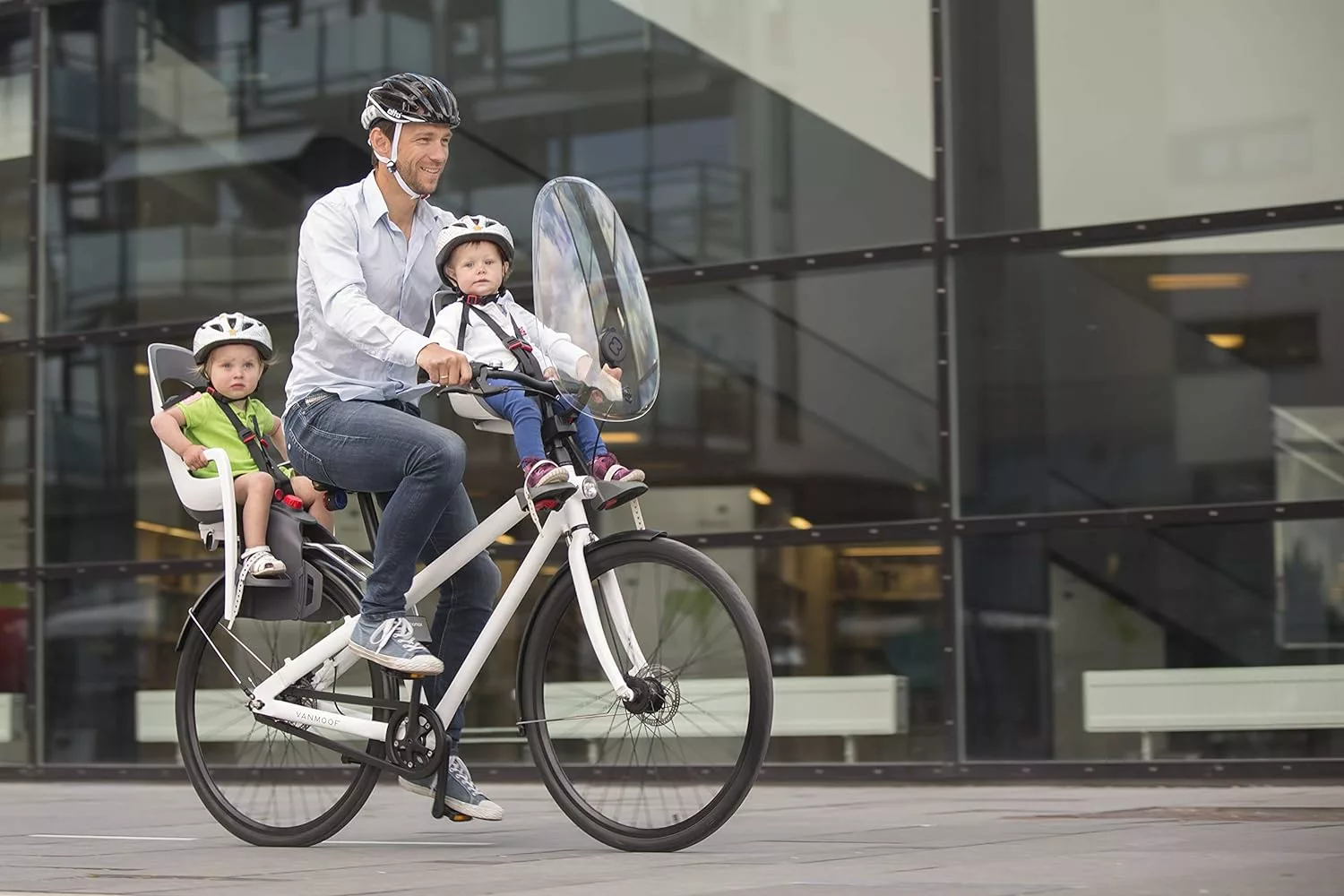 porte-bebe-velo-943aqa.webp Nos conseils pour transporter son bébé à vélo : la législation et les solutions – Image 1