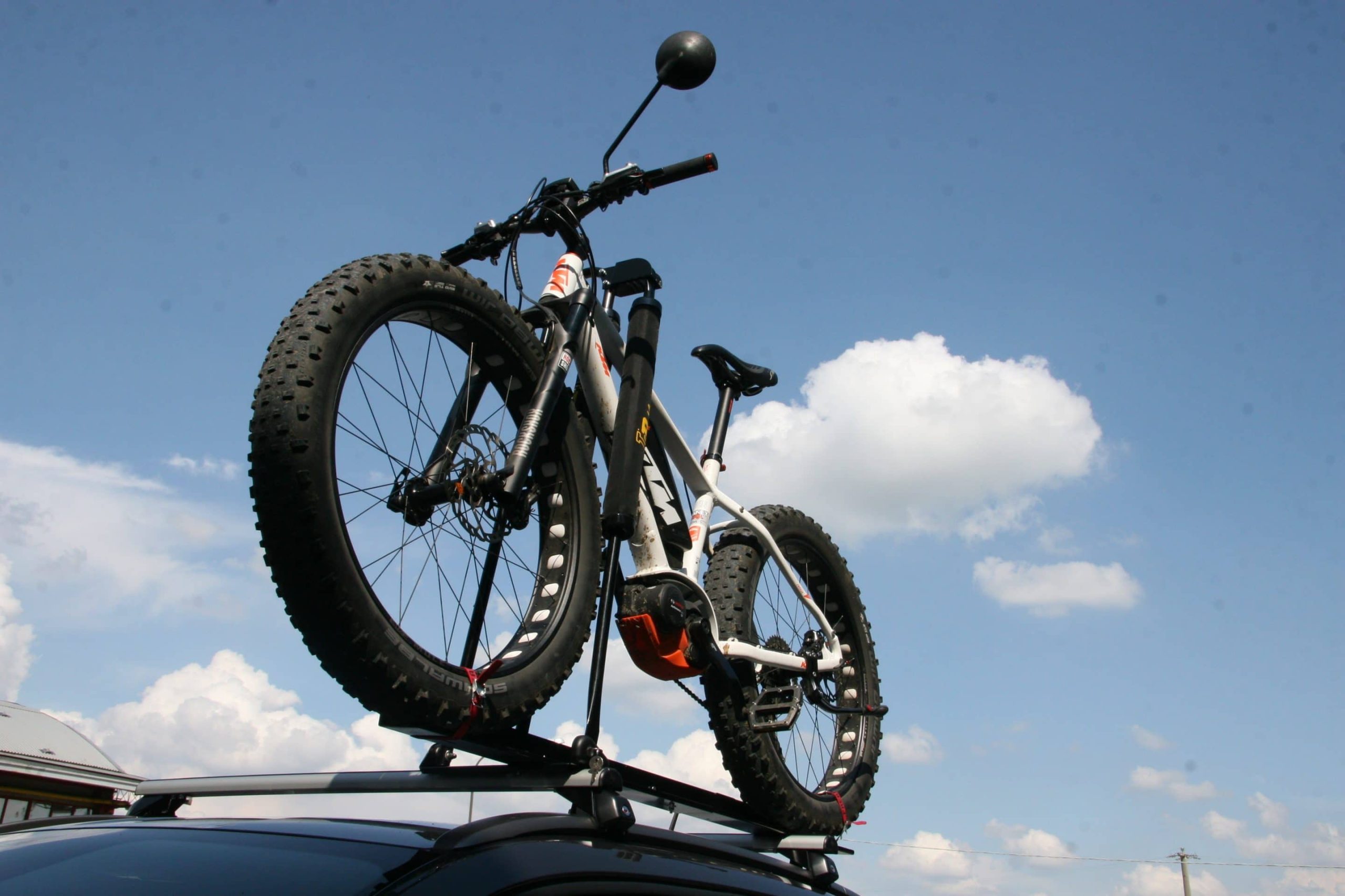 porte-velo-electrique-208uji-1.jpg Porte vélos sur barres de toit Accessoires auto TECMA ALPINA – Image 1