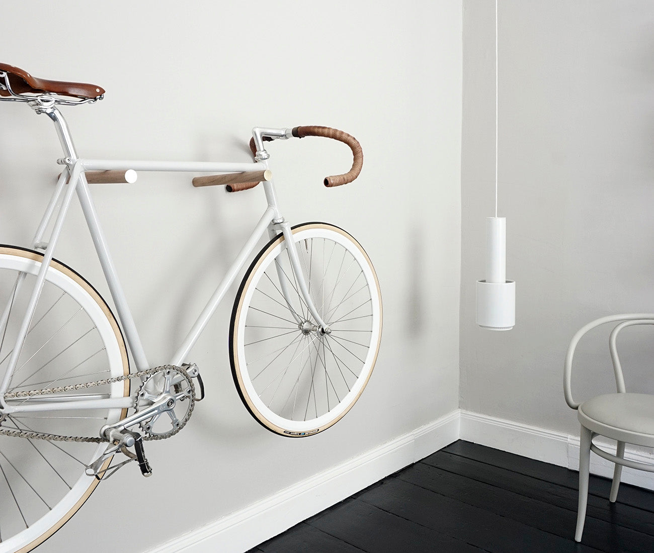 porte-velo-mural-558son-1.jpg Support Velo Mural Minimaliste Noyer noir et laiton – Jitensha – Image 1
