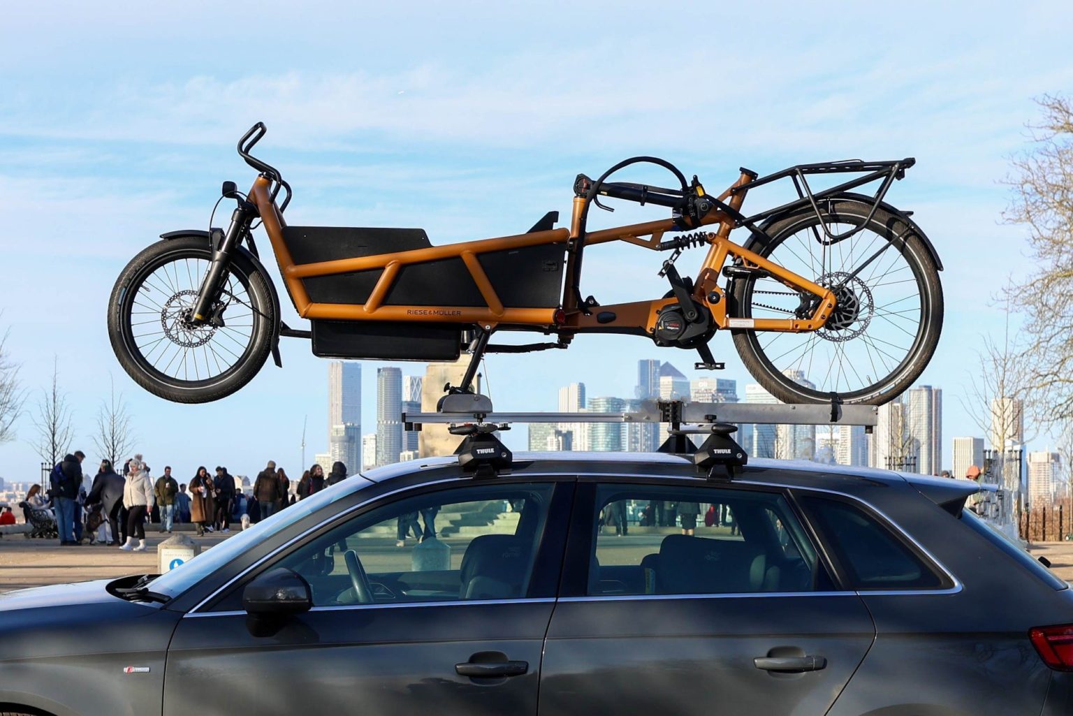 porte-velo-voiture-723got-1.jpg Ce porte vélos peut embarquer un vélo cargo sur le toit de votre voiture – Image 1