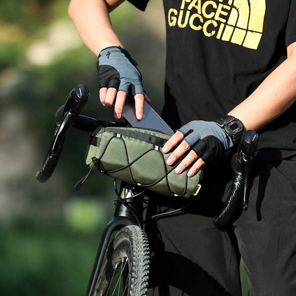 sacoche-guidon-velo-233reg.jpg HandlebarHero™ | Sacoche guidon vélo 2.4L compacte et résistante Vert – Image 1