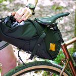 Que faut il emporter dans ses sacoches de vélo ? Abicyclette Voyages