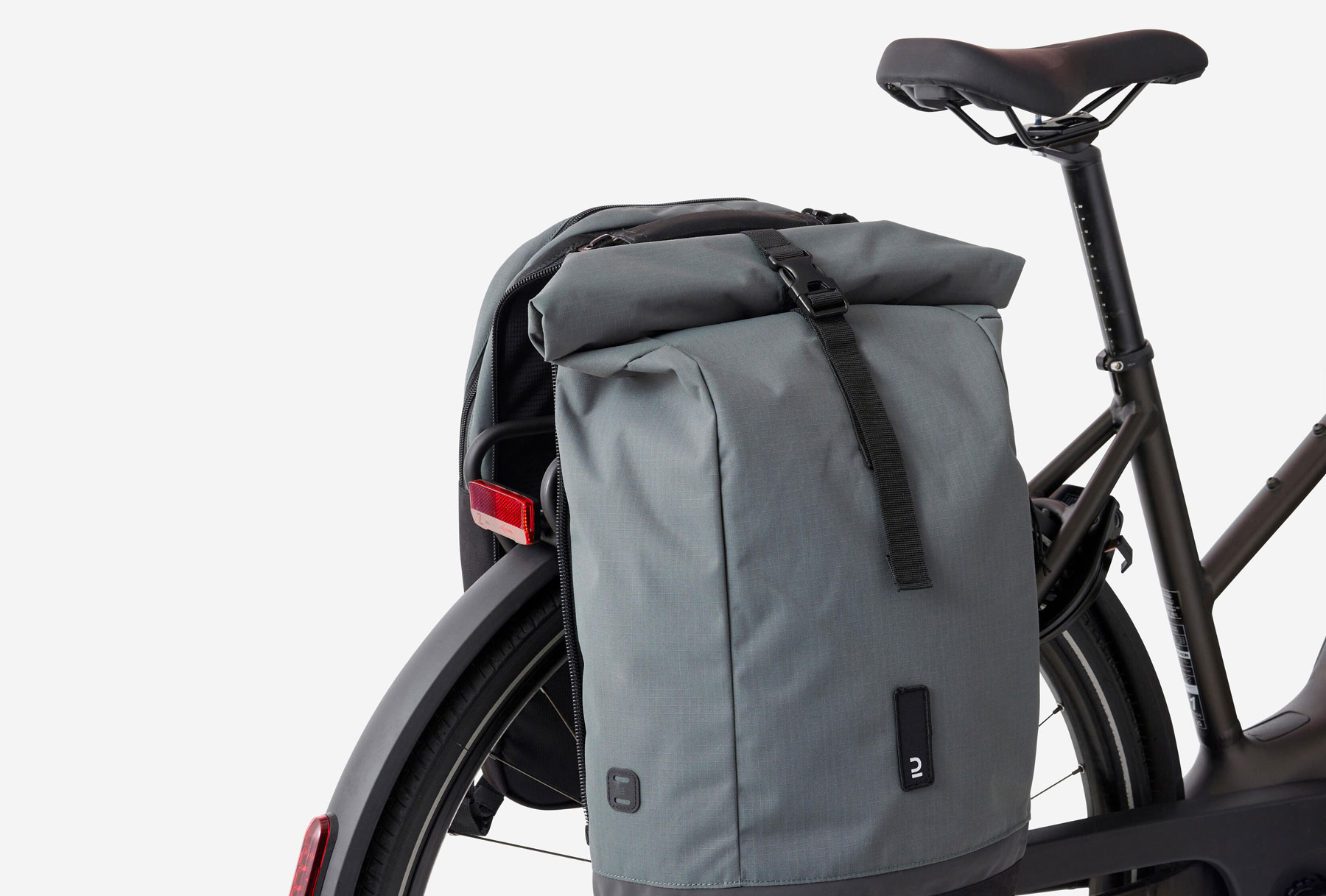sacoche-velo-decathlon-868hlh-1.jpg Ce sac à dos vélo Decathlon se transforme en sacoche pour porte bagages – Image 1