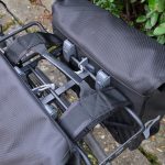 Test – Sacoche double 540 pour porte bagages, un basique de plus chez Decathlon Transition Vélo