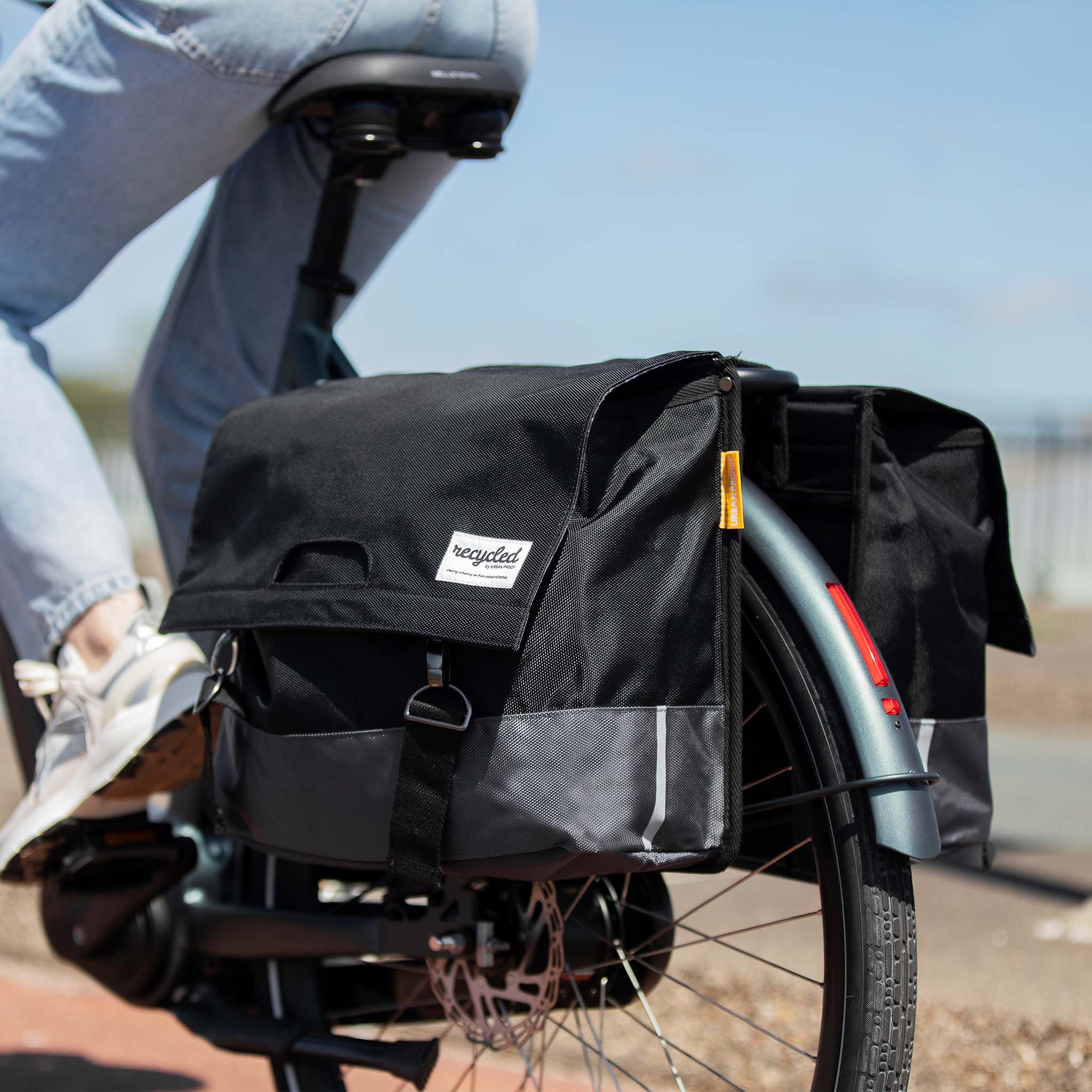 sacoche-velo-porte-bagage-498som-1.jpg Sacoche vélo imperméable noir (grand volume) – Image 1