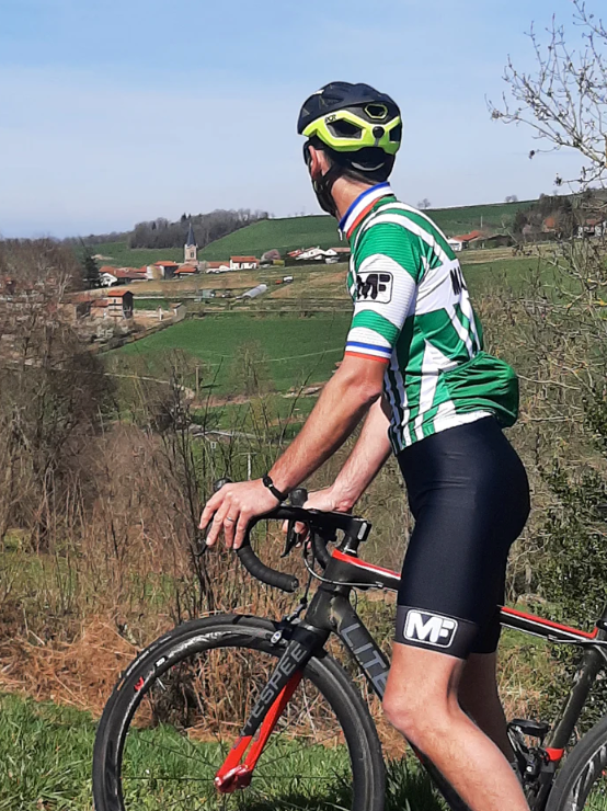 tenue-cycliste-homme-838jug.png Tenue cycliste homme : maillot de vélo Manufrance – Image 1
