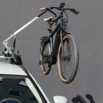 Ebikelifter : l'astucieux porte vélo de toit qui monte les vélos tout seul (Vidéo)